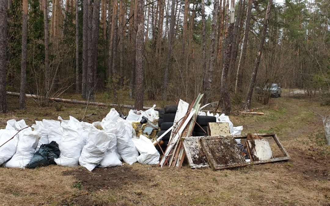 Nelegaliai išmestos atliekos miške Vilniaus rajone